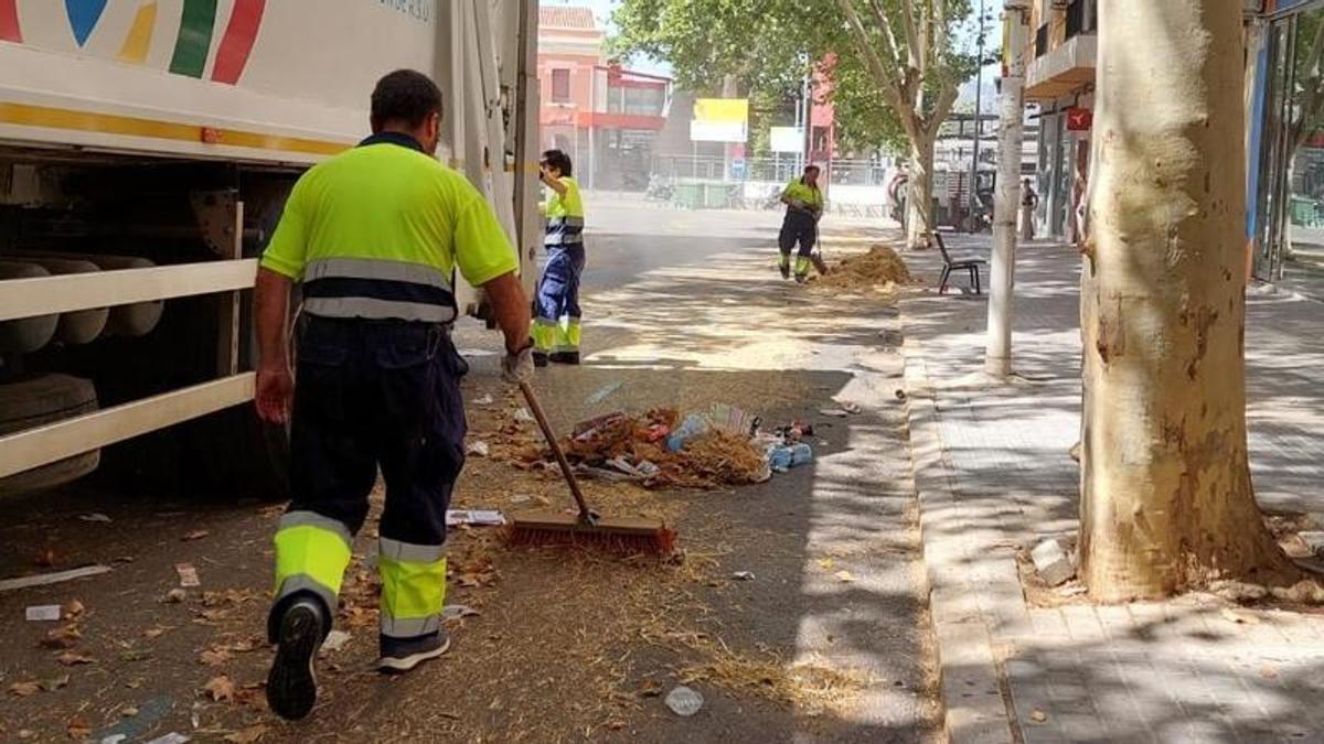 Operarios del servicio de limpieza, tras la carrera de motos en Xàtiva.