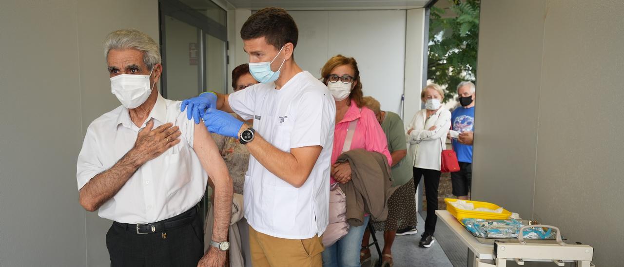 Arranque de la campaña de vacunación contra la gripe y el covid en un centro de salud de Castelló.