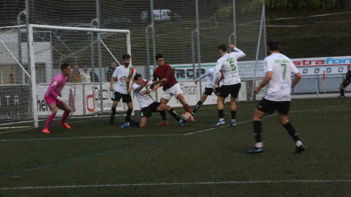 Rulo trata de disparar entre varios jugadores del Villalbés.