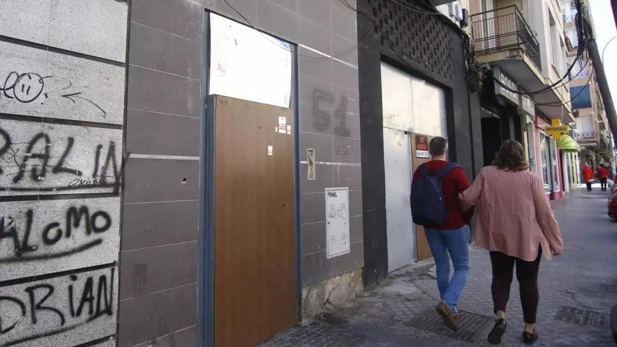 Puerta antiokupación, sin cerradura, instalada en un edificio de Córdoba.