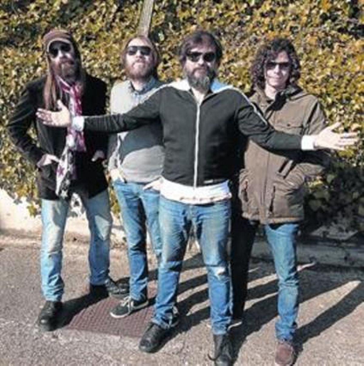 Senior i El Cor Brutal, amb Miquel Àngel Landete, segon per la dreta. Senior i El Cor Brutal, amb Miquel Àngel Landete, segon per la dreta.