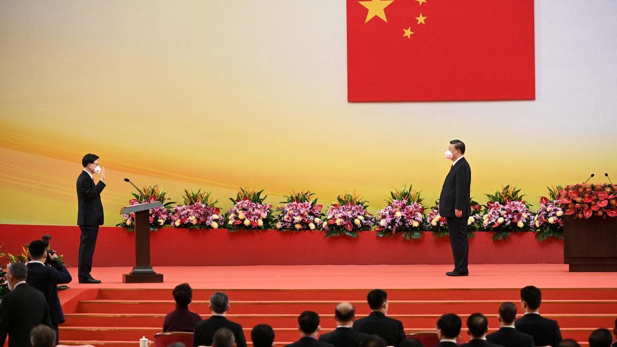 El presidente de China, Xi Jinping, observa al nuevo presidente de Hong Kong, John Lee, en su juramento como nuevo líder de la ciudad.