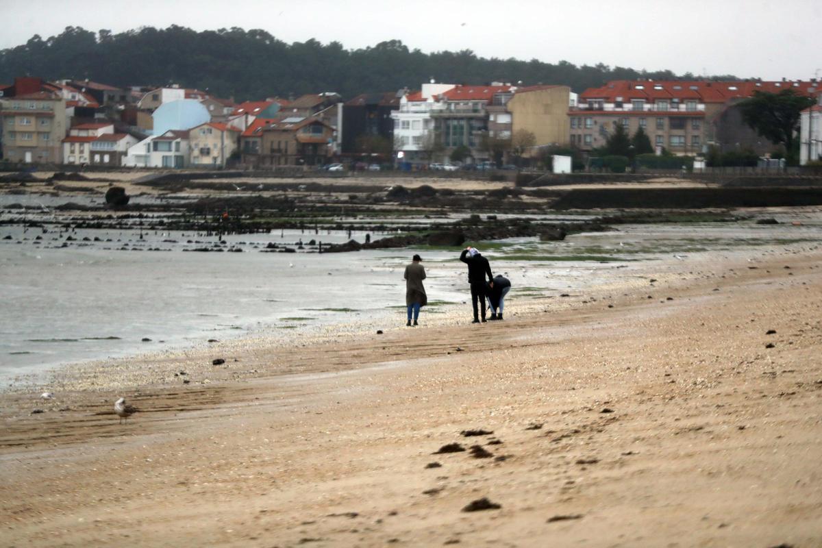 Una vista de la playa y, al fondo, Carril.