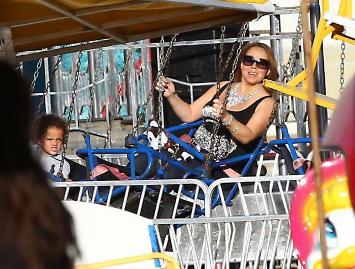 Mariah Carey se lo pasa en grande en las atracciones de una feria de Malibú