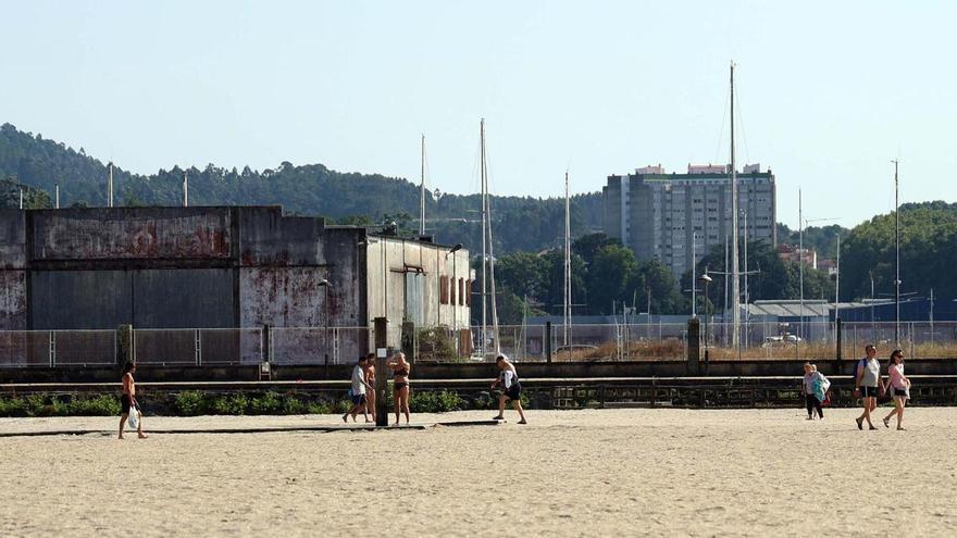 Las playas de Vilagarcía recuperan su mejor aspecto tras las labores de limpieza y acondicionamiento