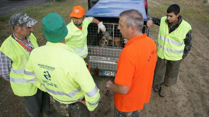 Parte de los 18 cazadores de Río Ulla y perros que participaron en la batida, en Santeles. // Bernabé / Luismy