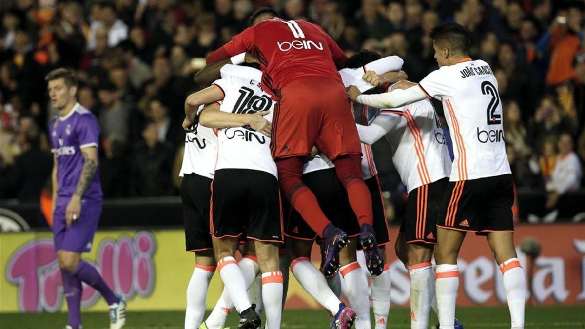 La derrota del Real Madrid en Valencia iguala la cabeza de la Liga