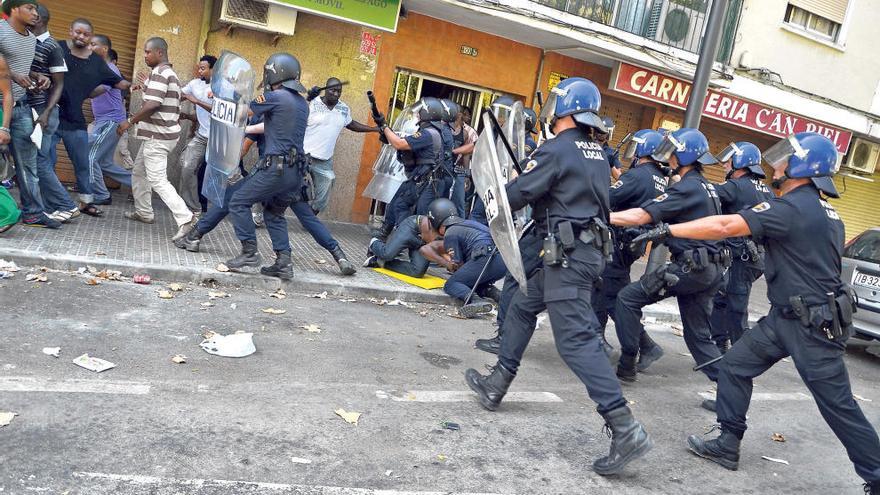 Policías locales actuando como si fueran antidisturbios de la Policía Nacional: una imagen que explica el nuevo modelo policial.