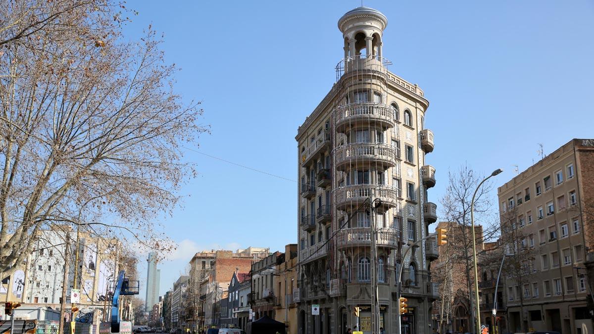 La Casa Antònia Serra i Mas, el Flatiron del Poblenou.