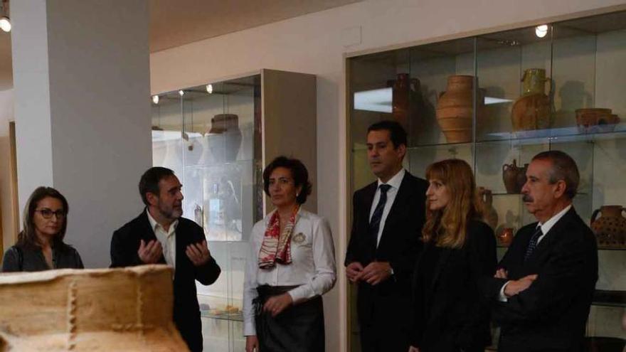 La consejera de Cultura y Turismo, Josefa García Cirac, en el centro, acompaña de autoridades, escucha las explicaciones del director del Museo Etnográfico.