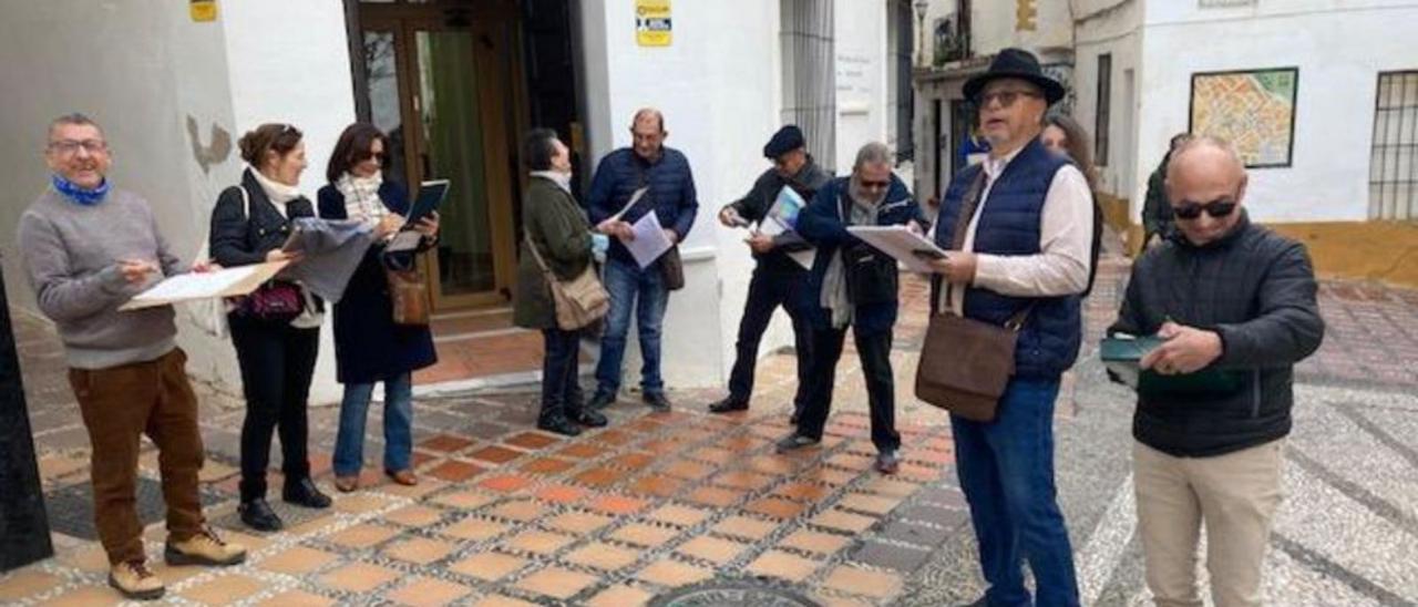 Alumnos del curso de pintura, ayer, en la protesta.