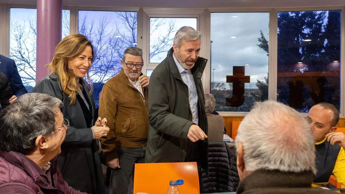 Un día de campaña con Jorge Azcón: sonrisas, silencios, abrazos, elecciones