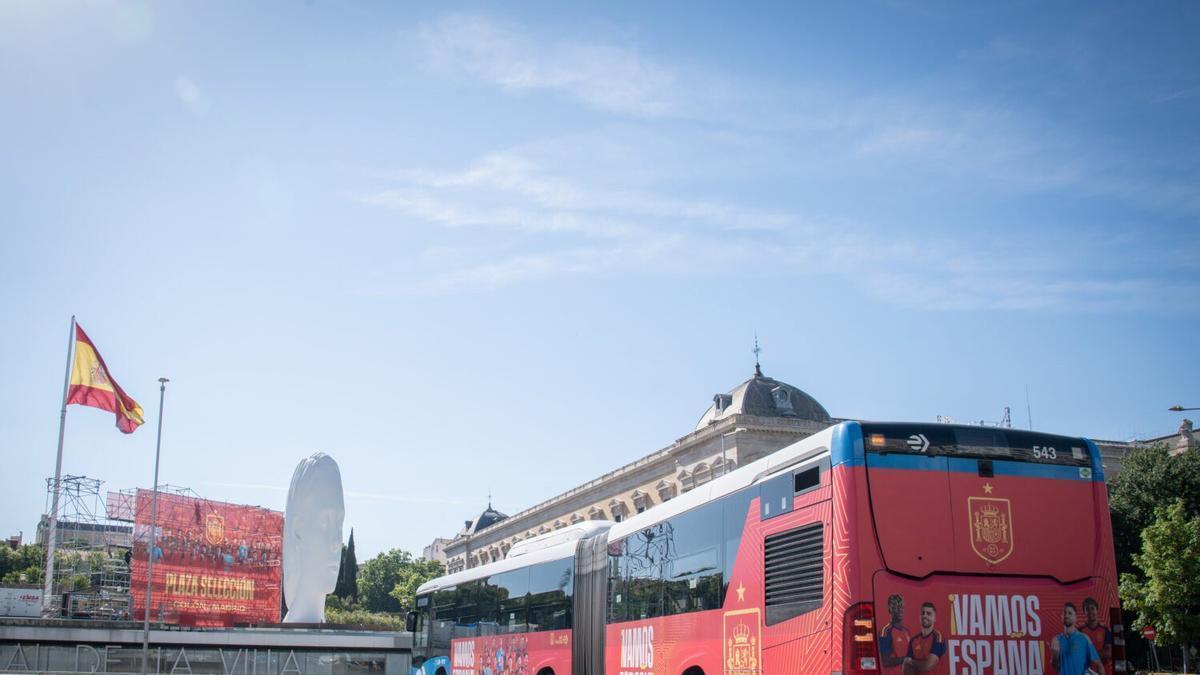 Los autobuses de EMT Madrid se suman al ambiente festivo en el día de la final del Mundial