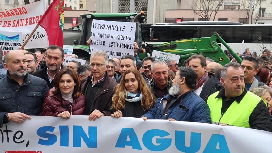 Cientos de agricultores de Alicante y Murcia se concentran en Madrid contra el recorte del trasvase