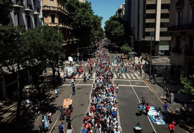 Miles de personas esperan para acceder a la Casa Rosada donde está instalada la capilla ardiente de Diego Armando Maradona.