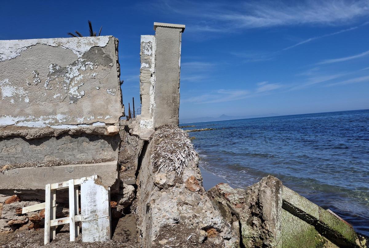 Muro que se inclina hacia el mar
