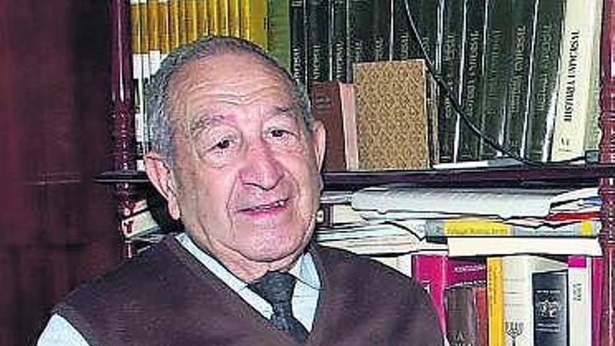 El historiador Luis Suárez, en su despacho de Madrid, en una foto de archivo de 2008.