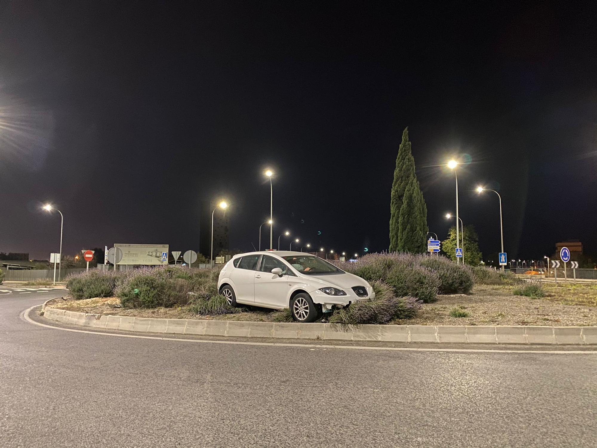 Un coche se estrella contra la rotonda de Can Blau