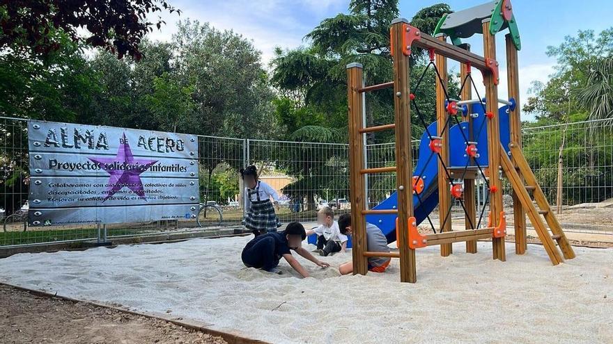 La nueva zona de juegos infantiles dedicada a Águeda en Gandia ya es una realidad