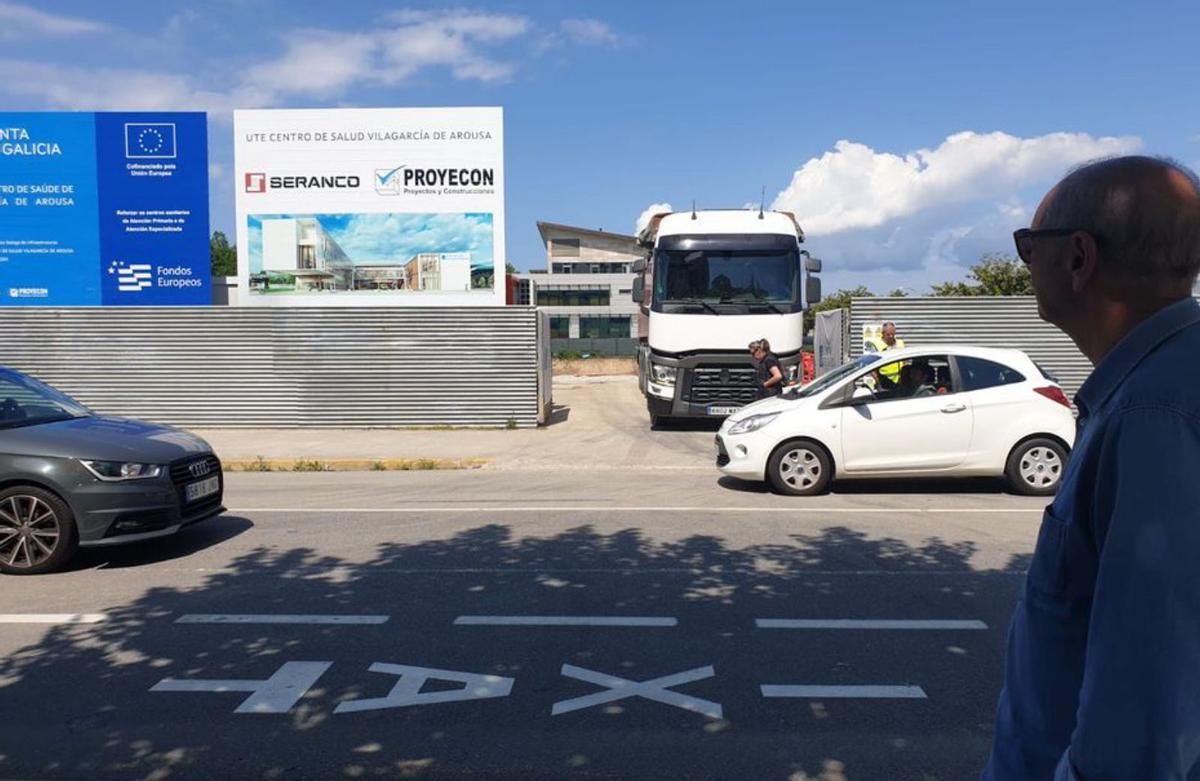 Camiones volquete en la entrada al terreno. | FirmaFoto