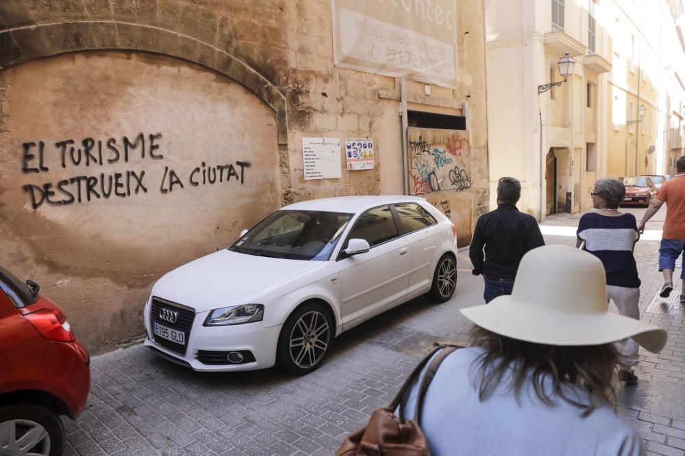 Palma se llena de pintadas contra el turismo