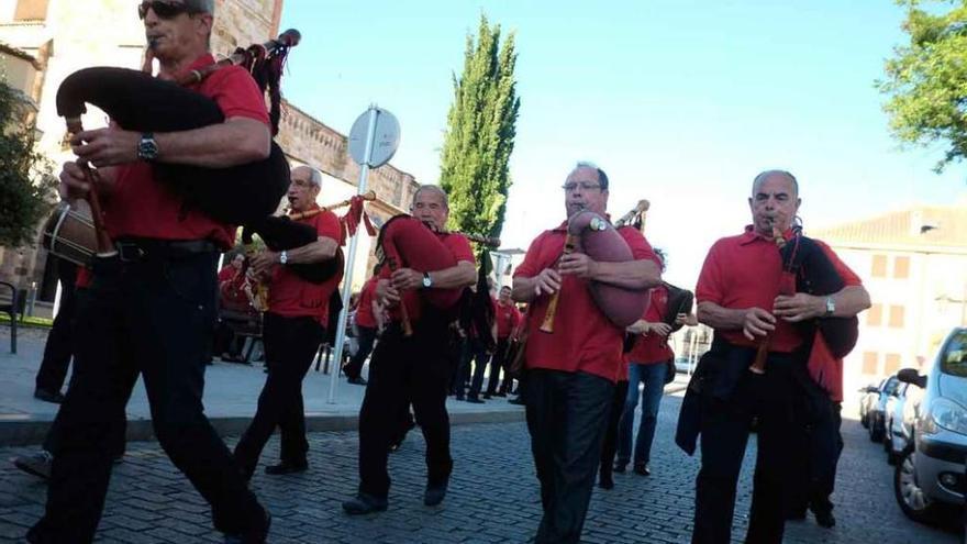 Un momento de la actuación de la Asociación Tradición y Música Popular.