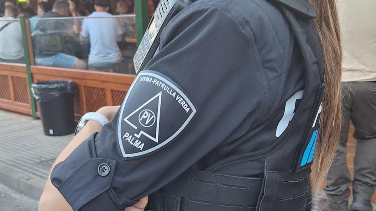 Una agente de la Patrulla Verda de la Policía Local de Palma.