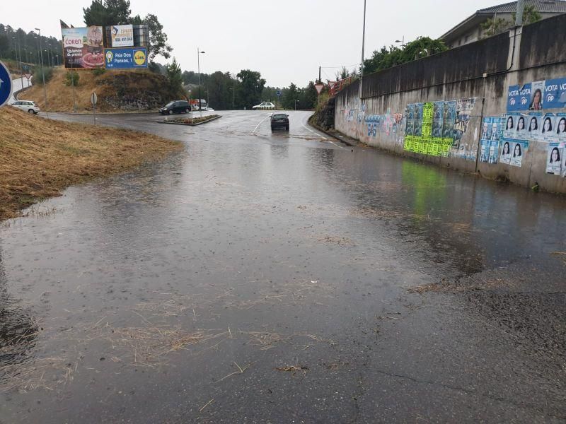 Una lluvia torrencial en Ourense deja el centro inundado. // FdV | Brais Lorenzo