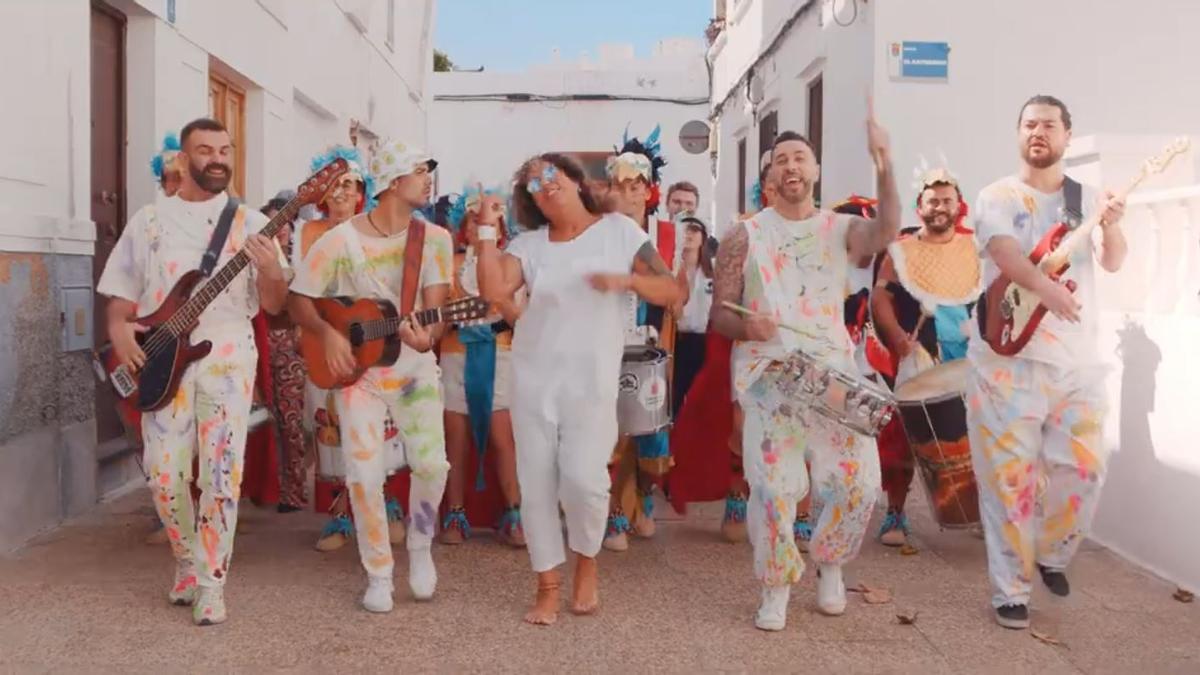 Rosana y Efecto Pasillo en el videoclip rodado en el casco histórico de Arrecife