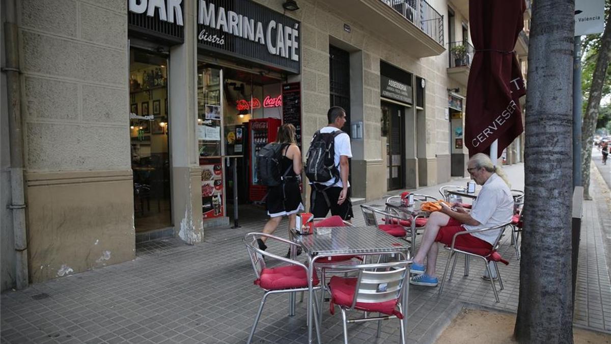 Un consumidor en una terrada de Barcelona.