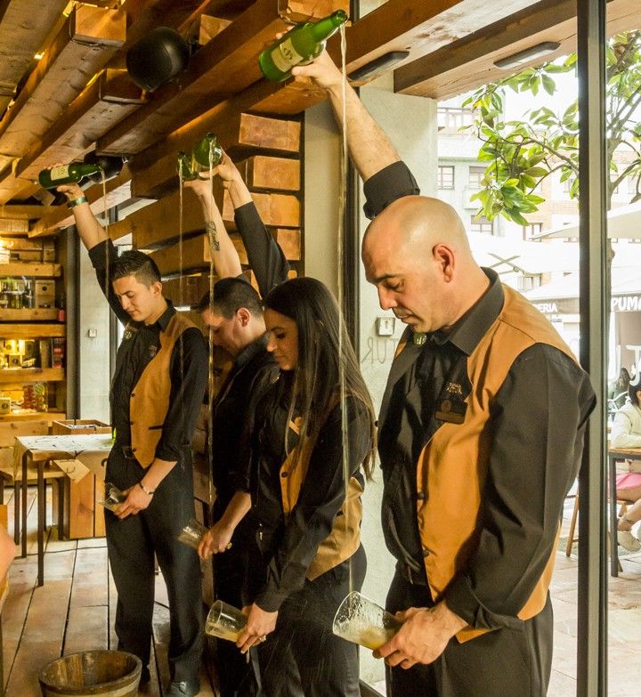 Escanciadores, el arte de servir la sidra (natural) como se debe.