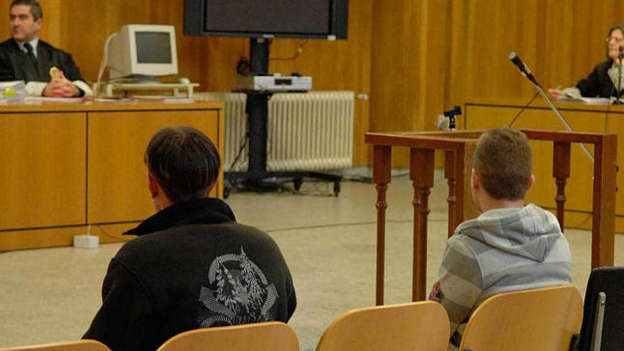 Los imputados, ayer, durante la lectura de la condena. / fran martínez