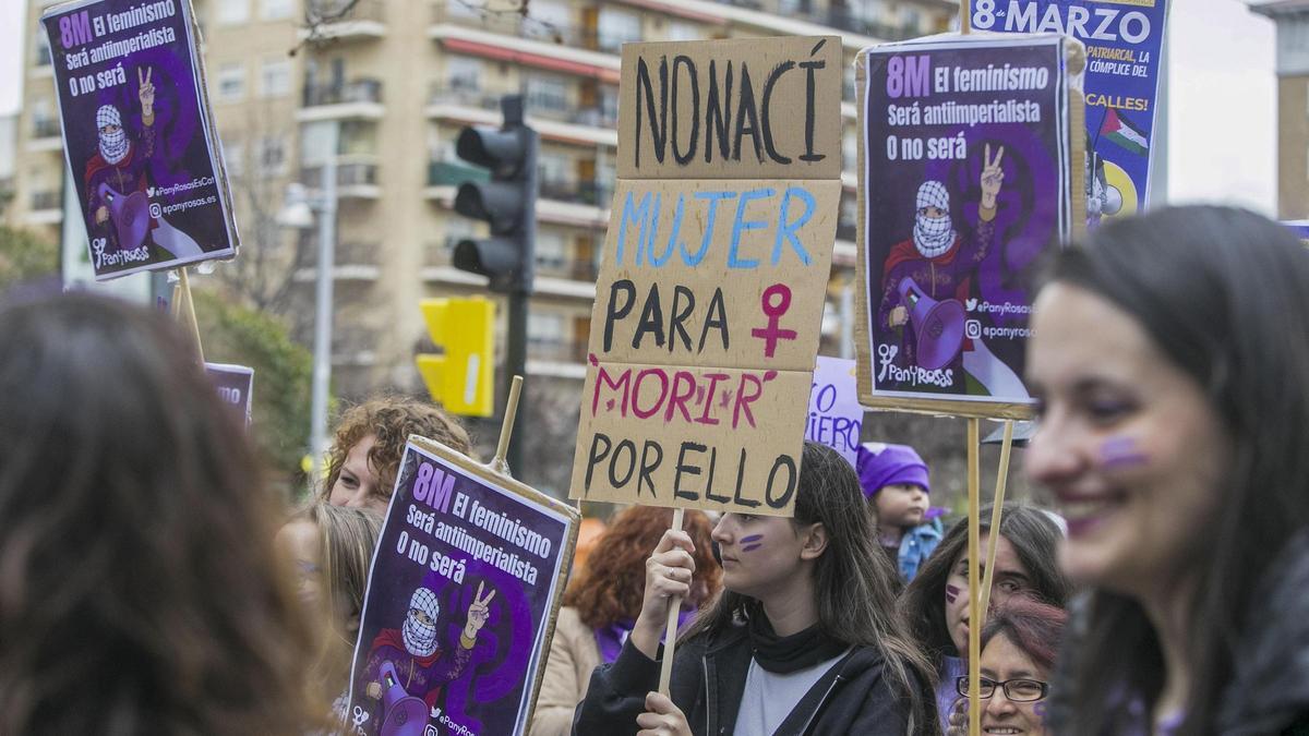 Marcha de estudiantes por el Día de la Mujer, este viernes.