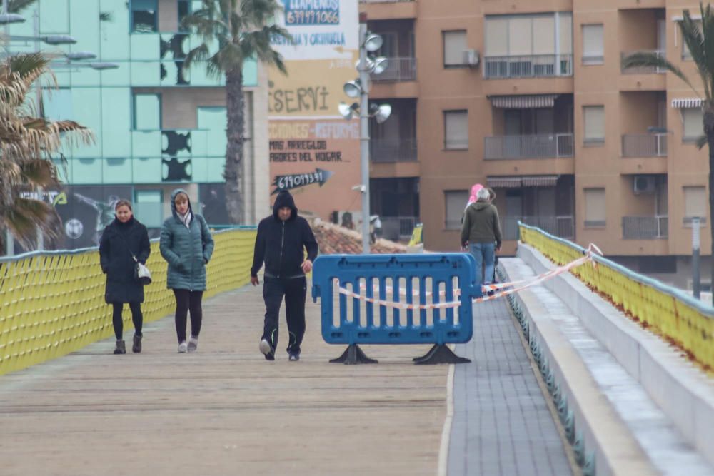 No ha día en el que unas vallas no indiquen una nueva rotura de un tablón en el paseo voladizo del dique de Levante en Torrevieja