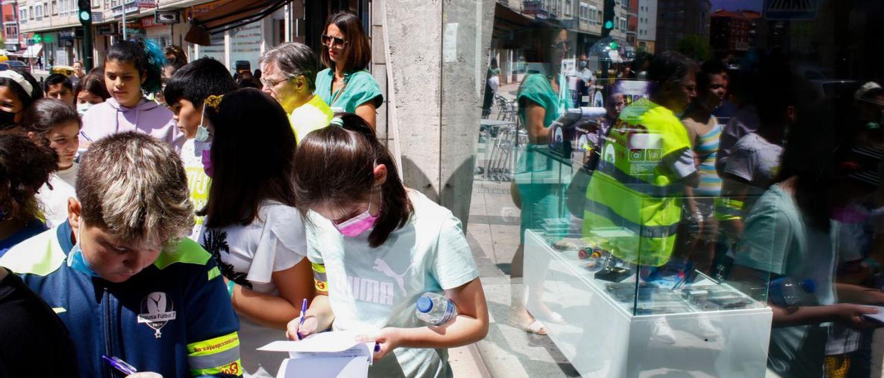 Escolares de A Lomba ejerciendo de “detectives de la movilidad” por las calles de Vilagarcía.