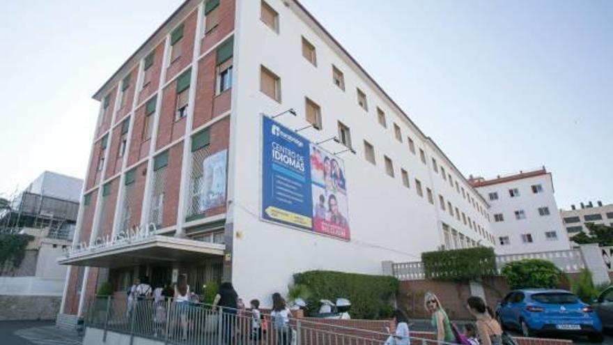 Familias del colegio Calasancio acompañando ayer a sus hijos, el último día de clase.