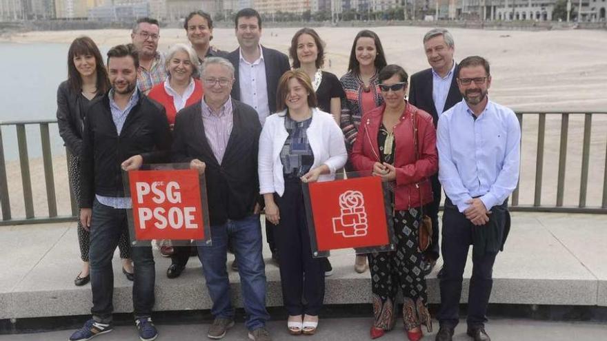 Pilar Cancela, en el centro, durante la presentación de la candidatura del PSdeG en A Coruña al 26-J.