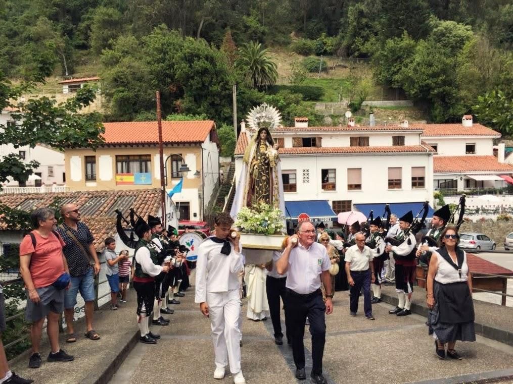 LNE 2 Procesi�n fiesta de El Carmen Tazones.jpg