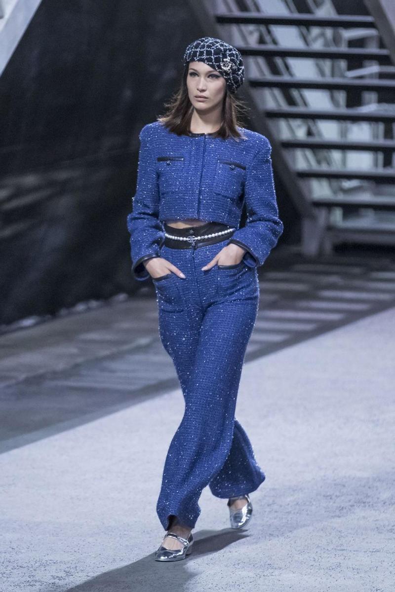 Bella Hadid con conjunto azul de la colección Crucero de Chanel 2018