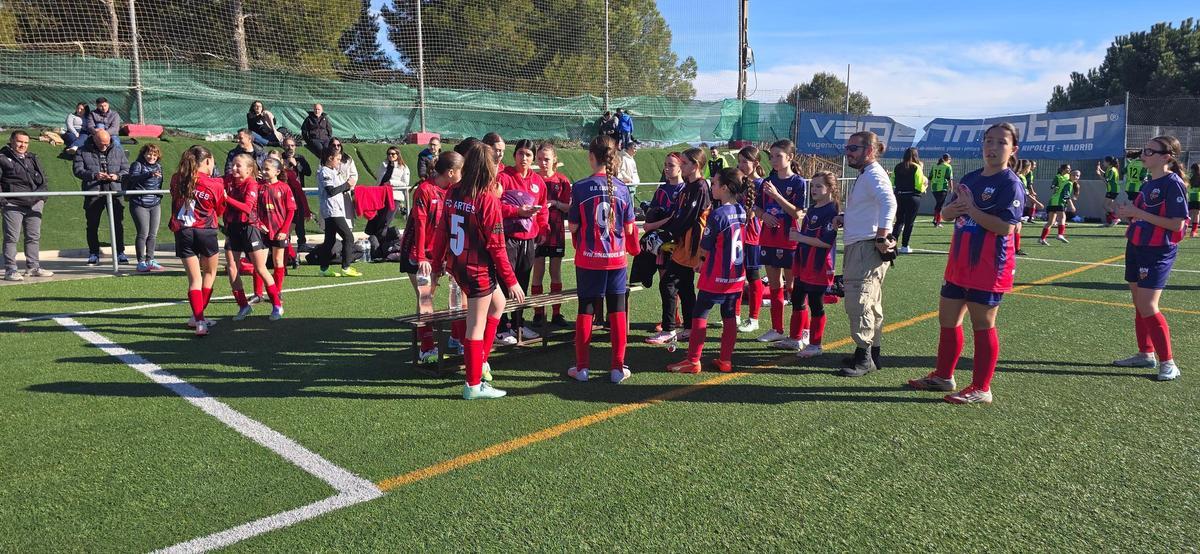 Les jugadores de l'Artés i del Lourdes parlen entre dos partits