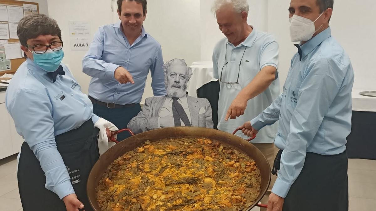 Los hijos del cineasta, junto a la paella que se preparó durante el homenaje a Berlanga.