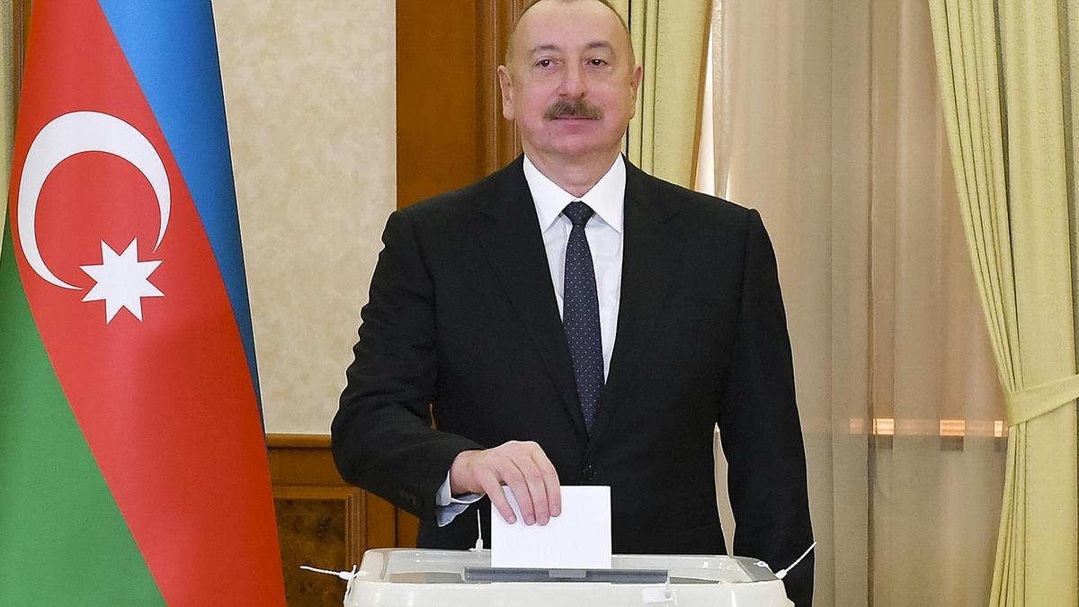 El presidente de Azerbaiyán y candidato a la reelección, Ilham Aliev, vota en un colegio electoral en Khankendi, en la región del Alto Karabaj.