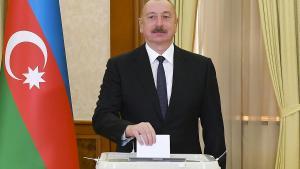 El presidente de Azerbaiyán y candidato a la reelección, Ilham Aliev, vota en un colegio electoral en Jankendi, la capital del Alto Karabaj.