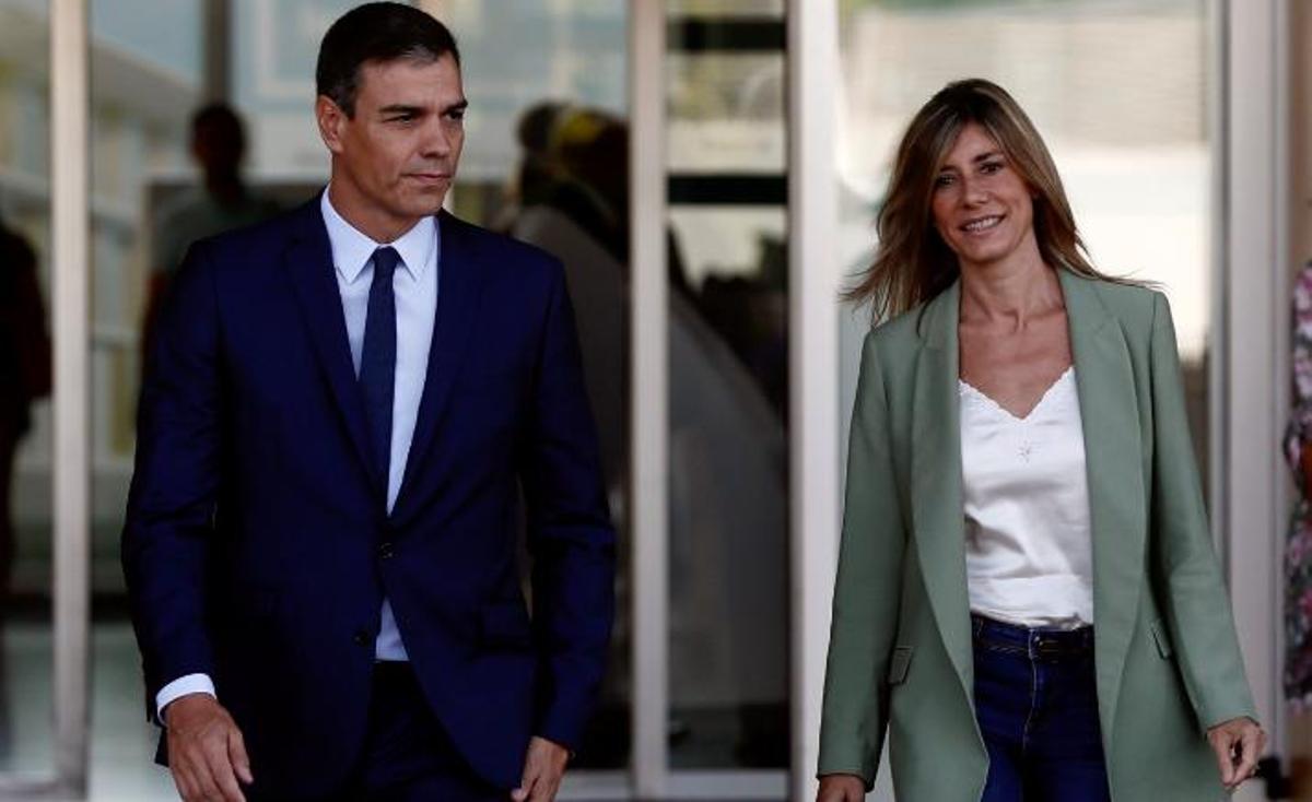 El presidente del Gobierno en funciones, Pedro Sánchez, y su esposa, Begoña Gómez.