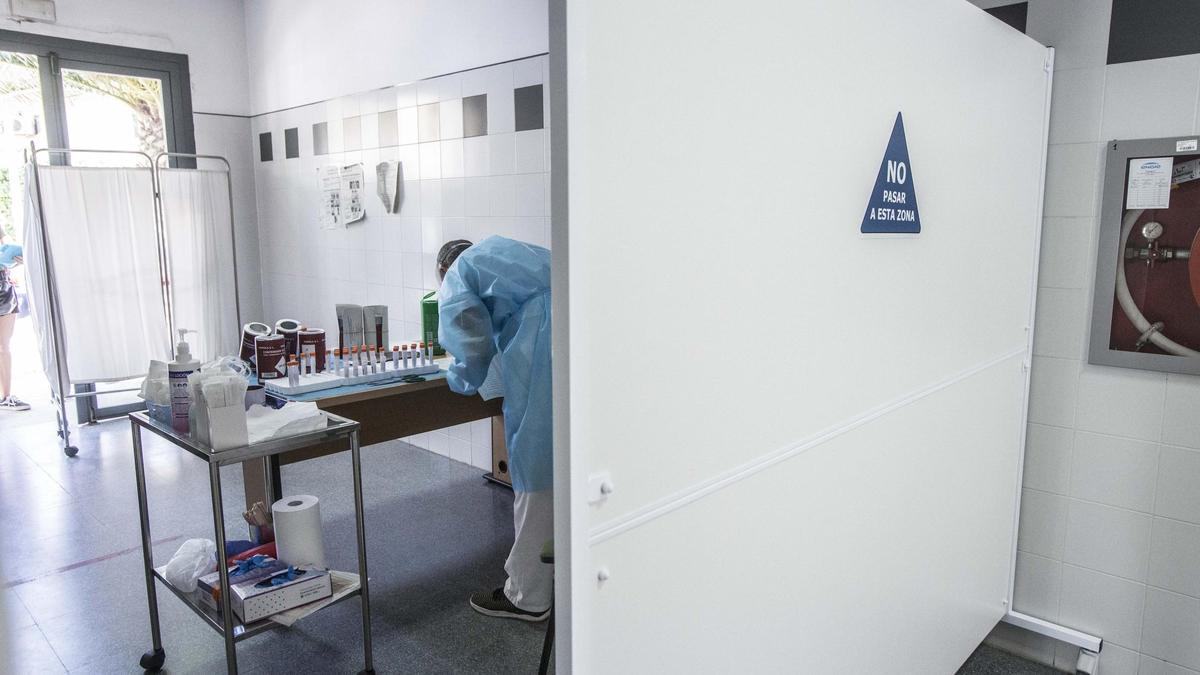 Realización de pruebas PCR en un centro de salud de Alicante.
