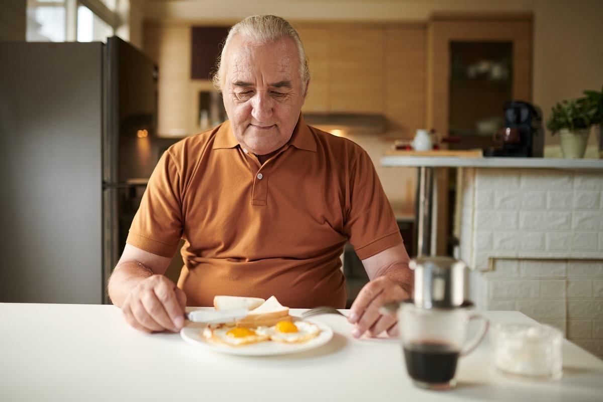 Un hombre a punto de degustar unos huevos fritos