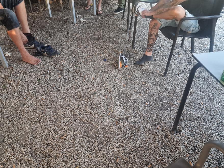 Los clientes identificados en un bar tuvieron que vaciar sus calcetines.