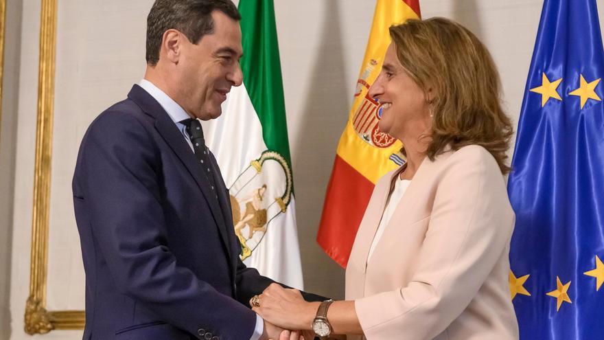 En la imagen de archivo, el presidente de la Junta de Andalucía, Juanma Moreno y la vicepresidenta tercera del Gobierno de España y ministra para Transición Ecológica y el Reto Demográfico, Teresa Ribera. EFE/ Raúl Caro