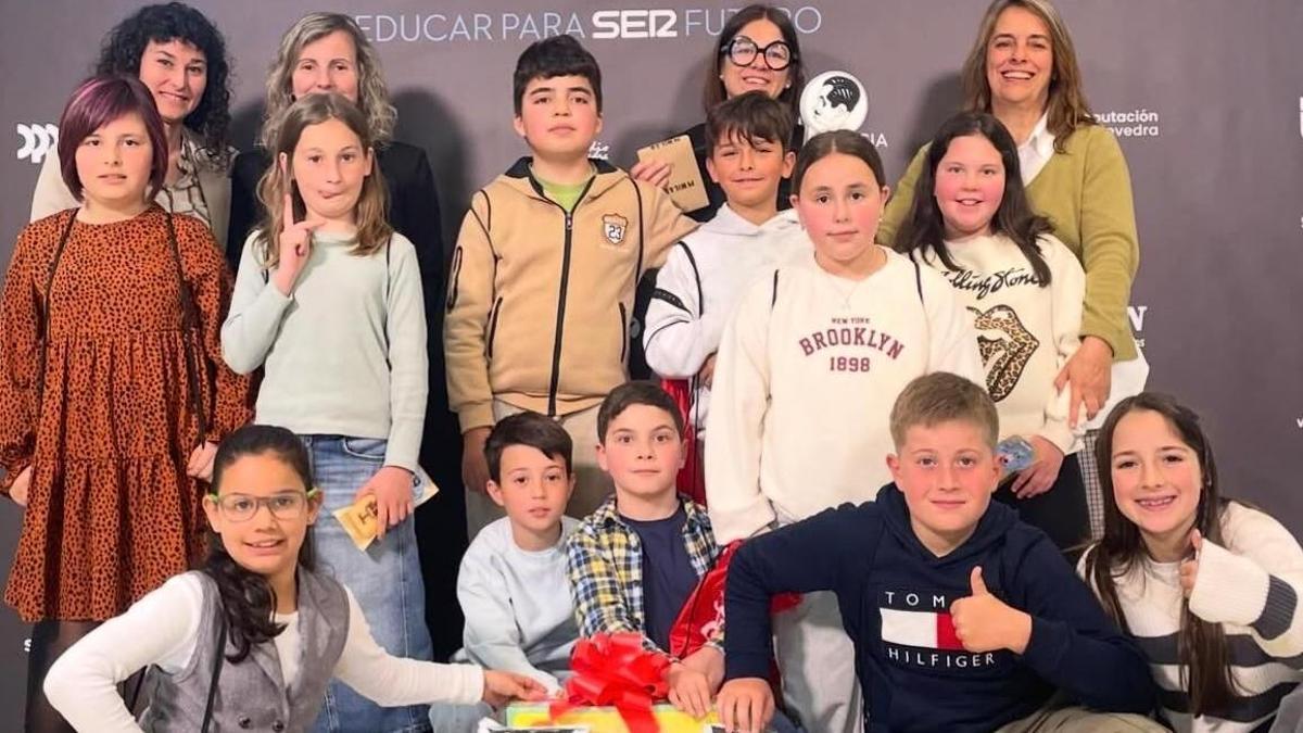 El alumnado de cuarto del CEIP de A Bandeira, tras la gala de premios.