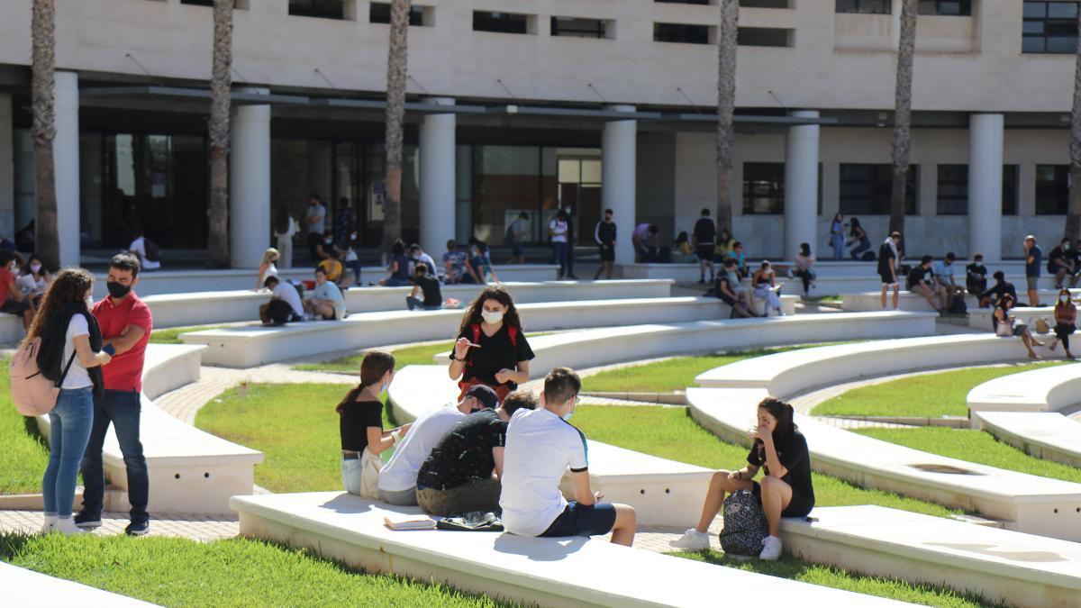 Estudiantes en el exterior del Aulario 2